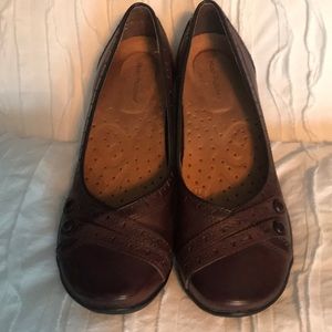 NWOT Hushpuppies brown comfort flats
